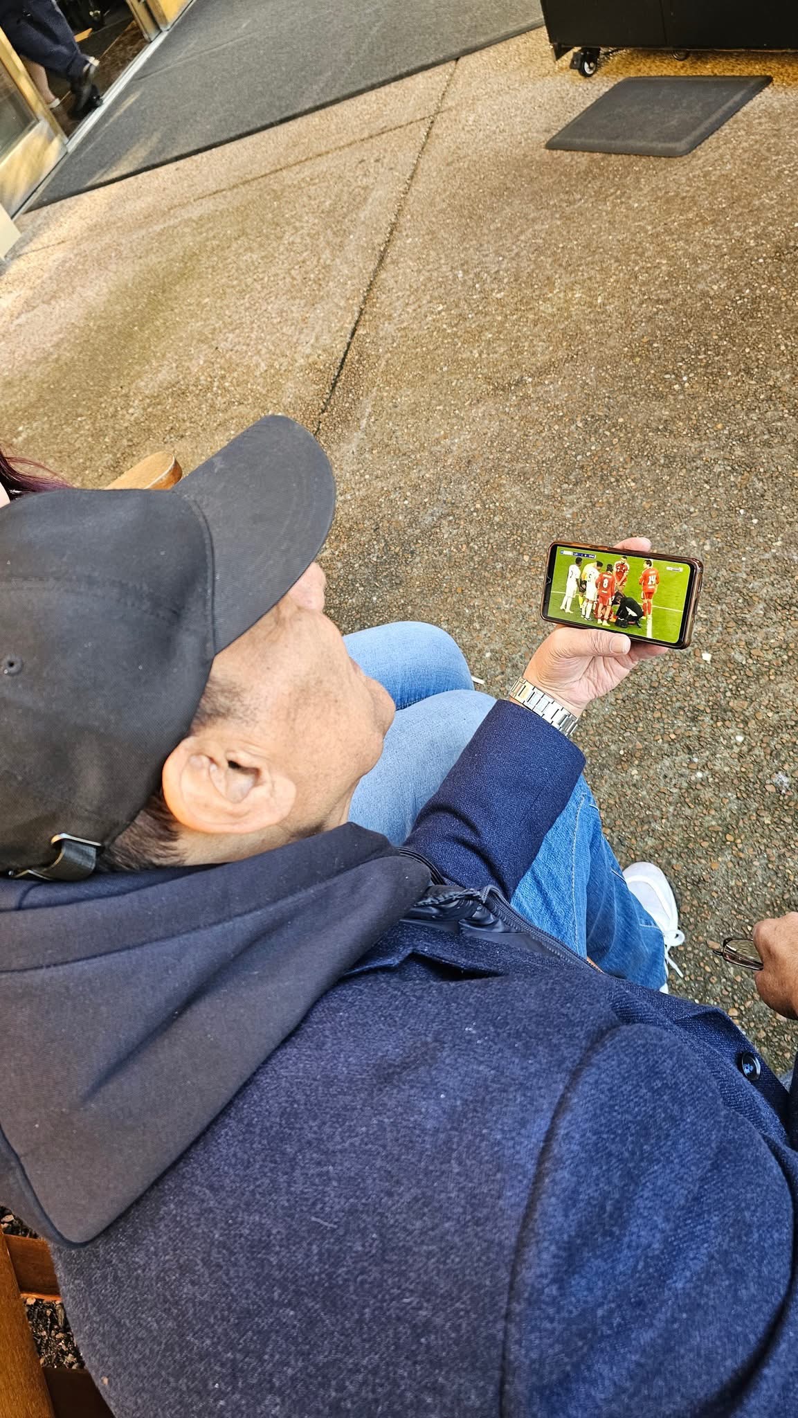 1762294514 726 أحمد بدير يشجع محمد صلاح في مباراة ليفربول وريال مدريد