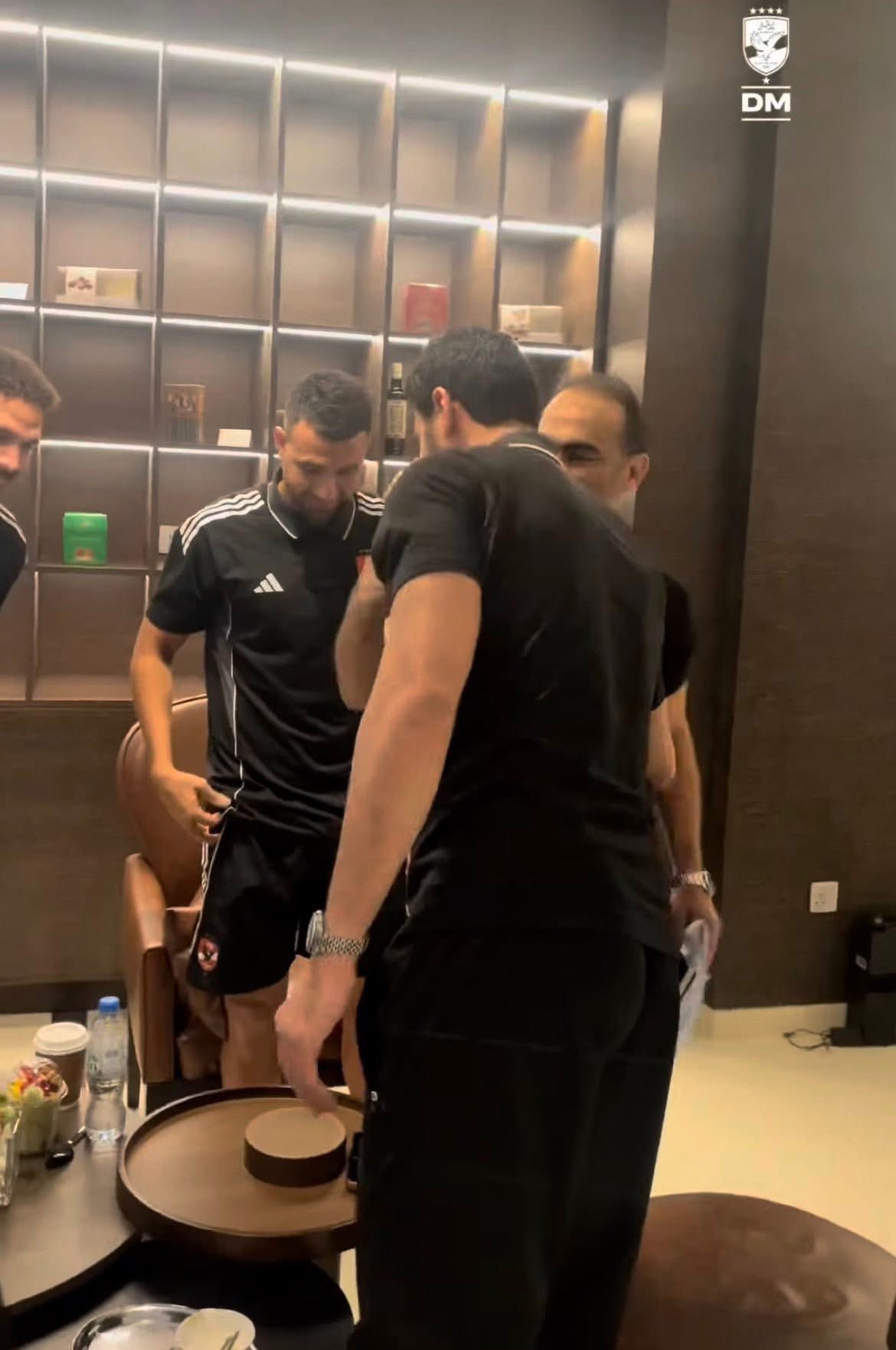 سيد عبد الحفيظ يوصل للأهلي في الإمارات.. شوفوا الصور 10 ترقب جماهيري للمباراة