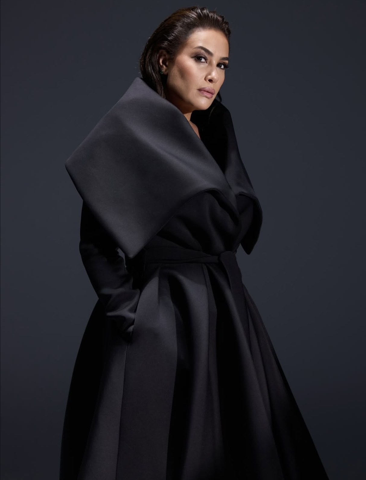 1762361832 674 هند صبري بتلفت الأنظار بإطلالة سوداء شيك وجريئة