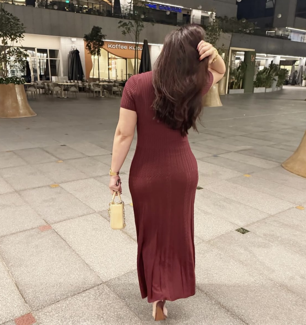 1762378272 762 بوسي متألقة بفستان شيك لون نبيتي