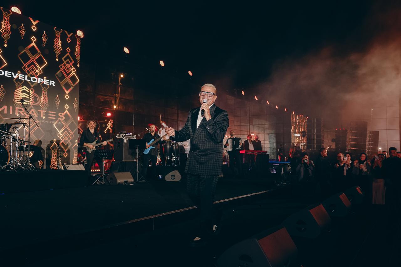 1762421656 331 عمرو دياب يشعل ليل أبوظبي بأجمل أغانيه في حفلة خاصة