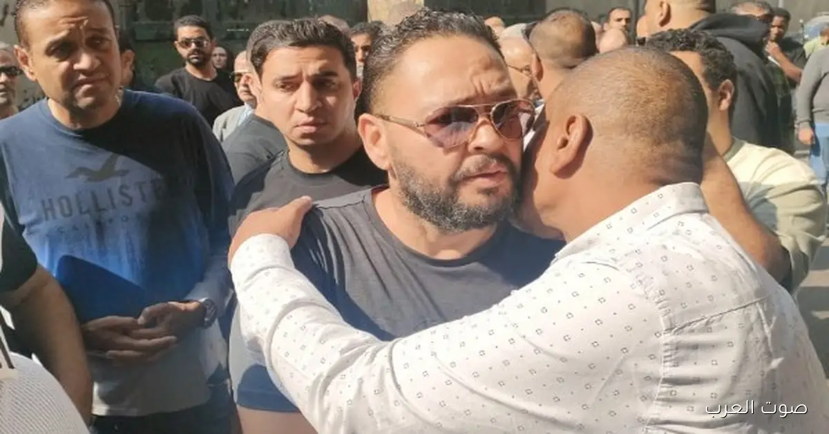 أحمد رزق وأشرف زكي يحضروا جنازة أحمد عبد الله | صور