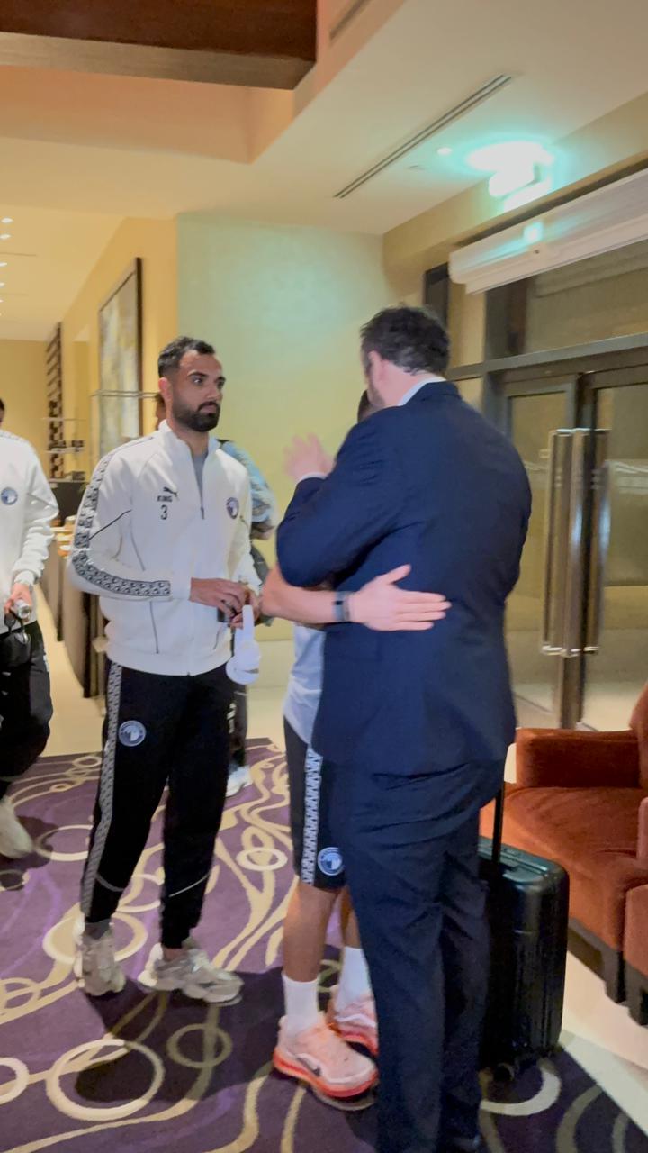 لقاء حماسي بين اللاعبين