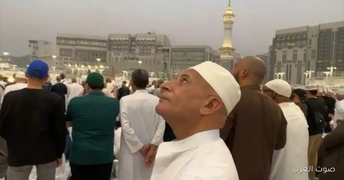أحمد موسى في العمرة ويشارك متابعينه لحظة الأذان مباشرة