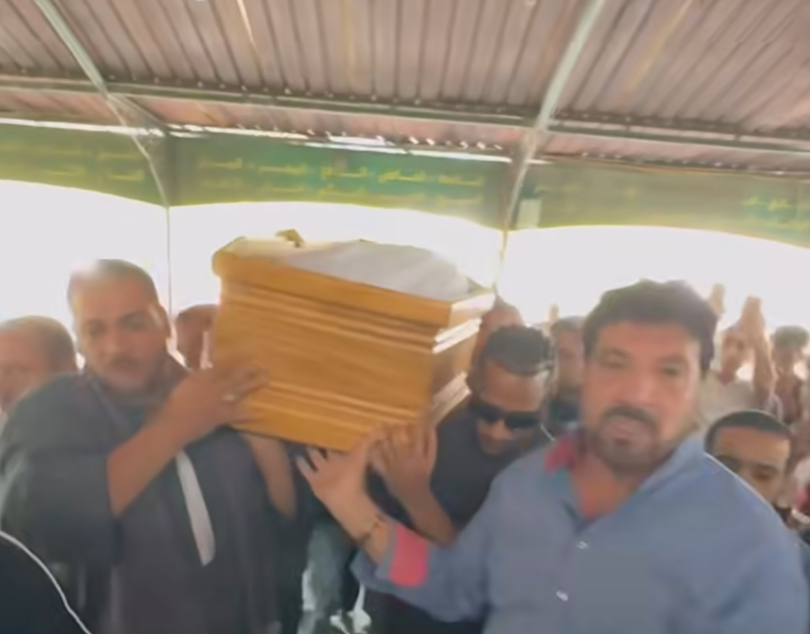 1762512378 147 محمد رمضان يشيل نعش والده في جنازة من مسجد مصطفى