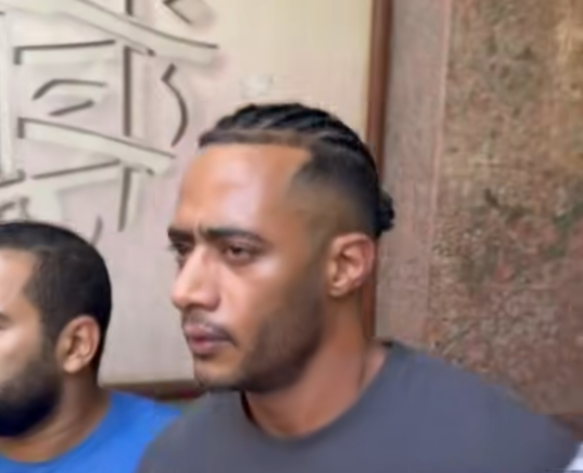 1762512378 479 محمد رمضان يشيل نعش والده في جنازة من مسجد مصطفى