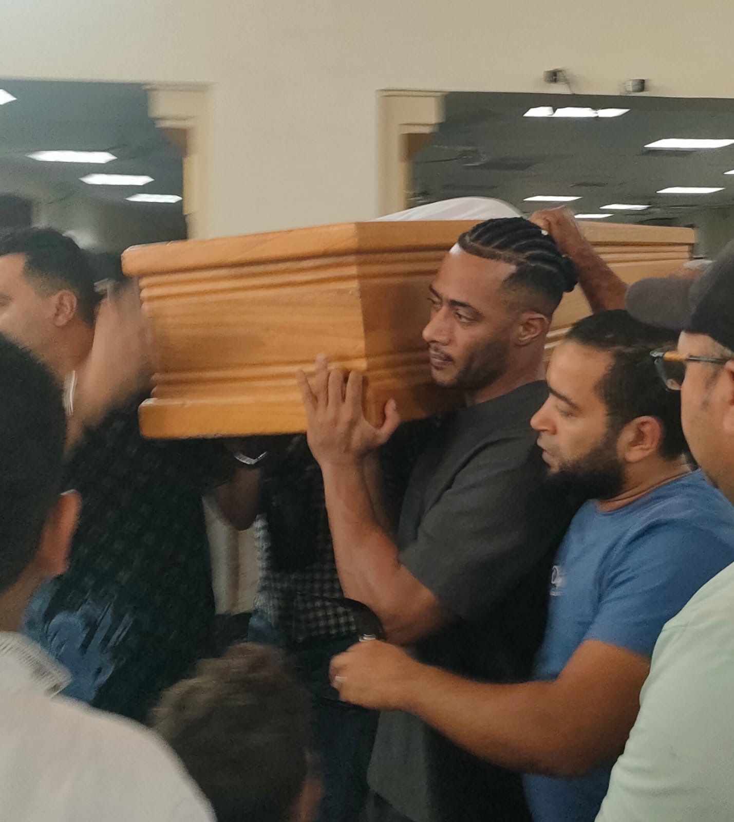 1762512378 881 محمد رمضان يشيل نعش والده في جنازة من مسجد مصطفى