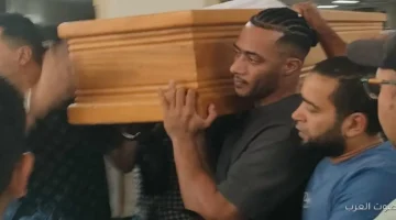 1762512378 محمد رمضان يشيل نعش والده في جنازة من مسجد مصطفى