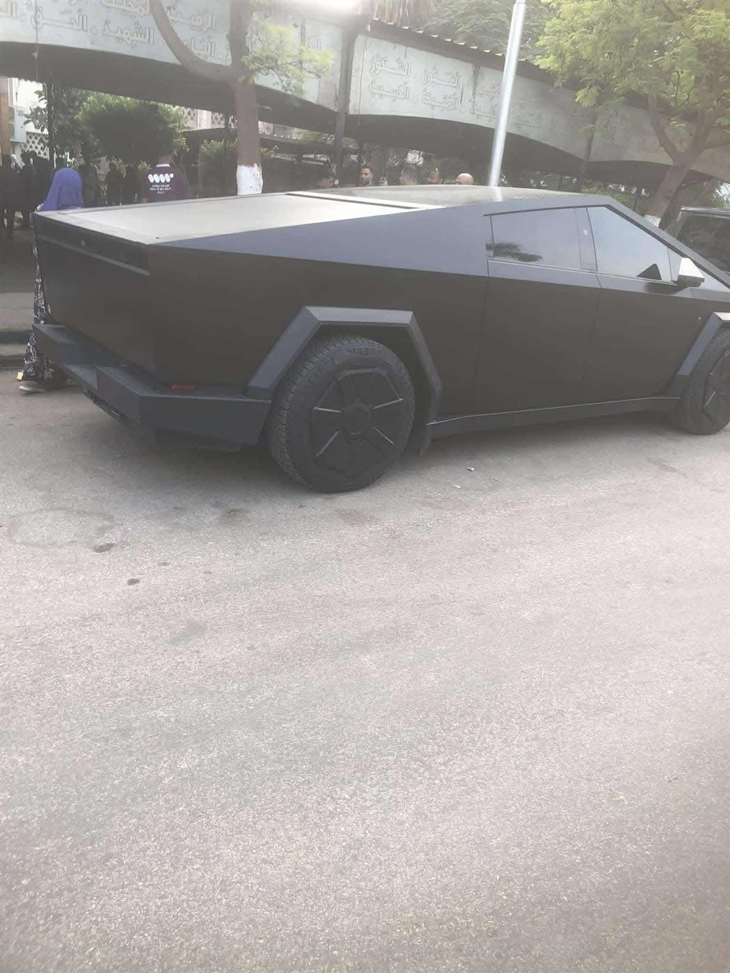 1762519459 399 سيارة محمد رمضان تخطف الأنظار في جنازة والده من غير