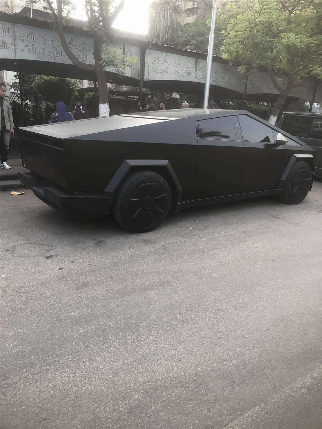 1762519459 79 سيارة محمد رمضان تخطف الأنظار في جنازة والده من غير