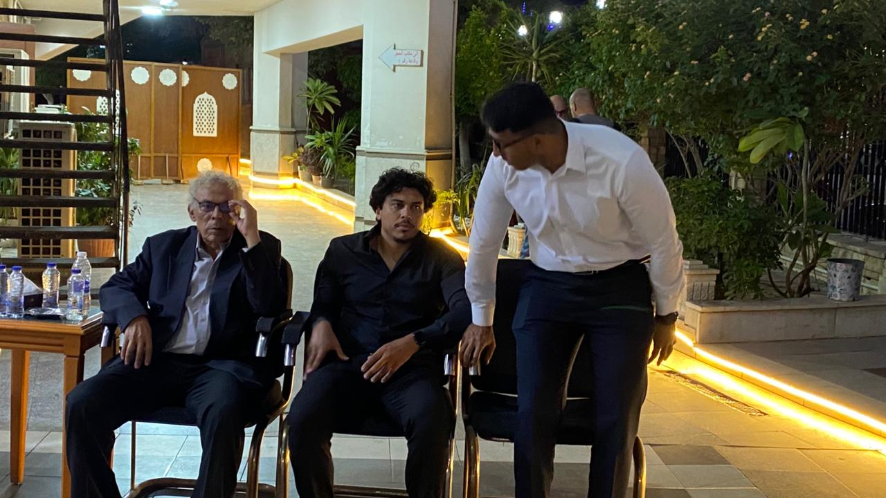 1762536134 984 حسن العدل يتلقى عزاء زوجته في مسجد آل رشدان