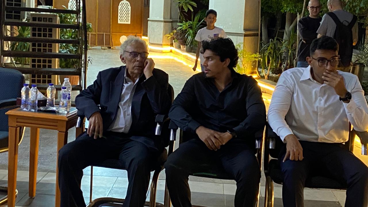 1762536134 985 حسن العدل يتلقى عزاء زوجته في مسجد آل رشدان