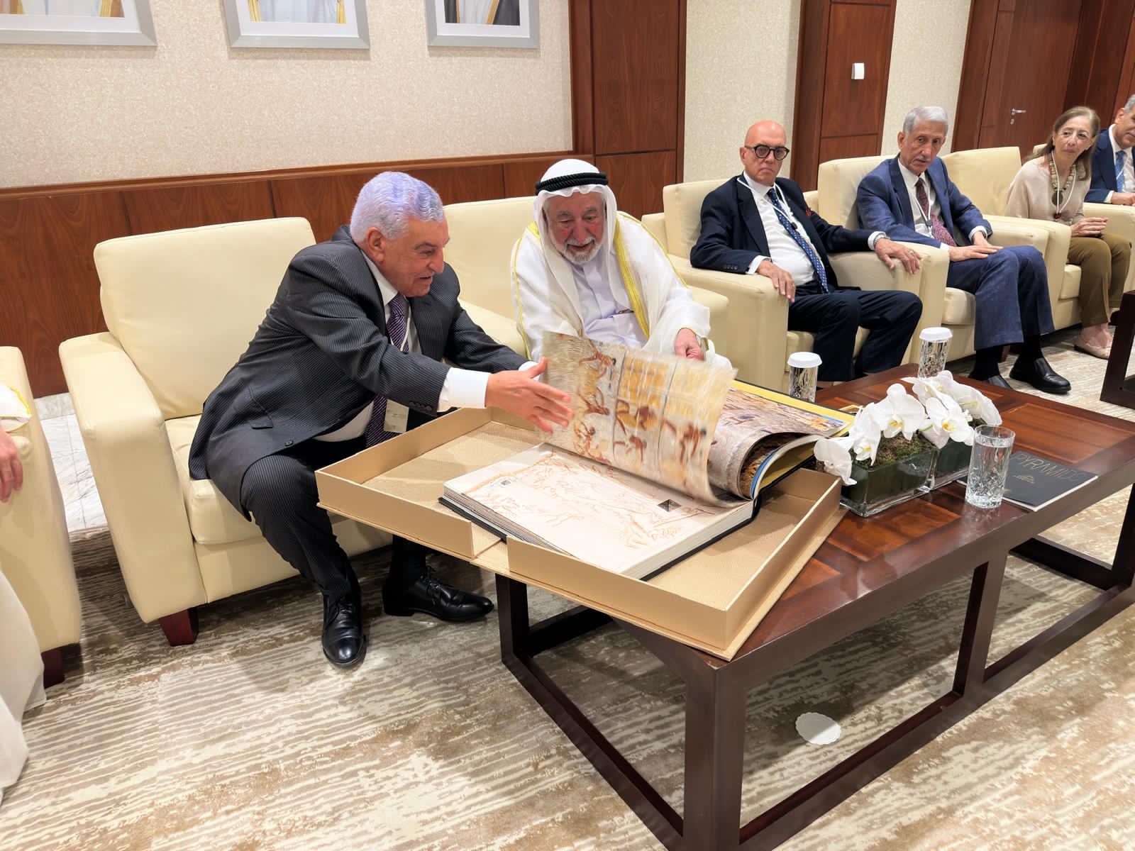 1762606471 249 زاهي حواس يقدّم أحسن كتاب عن الآثار المصرية للشيخ سلطان