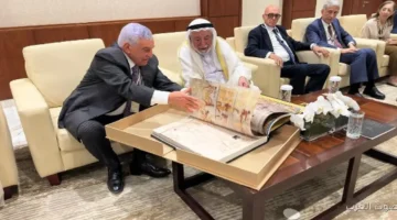 زاهي حواس يقدّم "أحسن كتاب عن الآثار المصرية" للشيخ سلطان القاسمي 24 1762606471 زاهي حواس يقدّم أحسن كتاب عن الآثار المصرية للشيخ سلطان