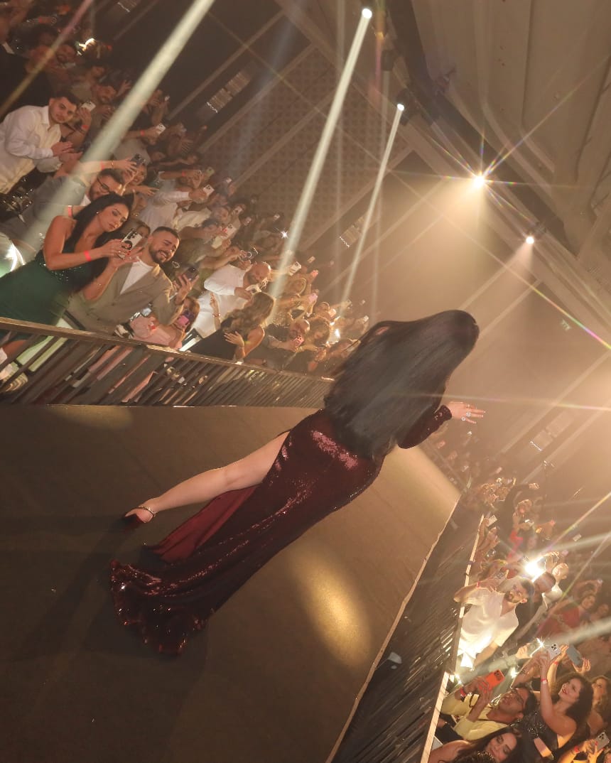 1762621051 725 هيفاء وهبي بتتألق في حفل مليان بالجمهور في الأردن