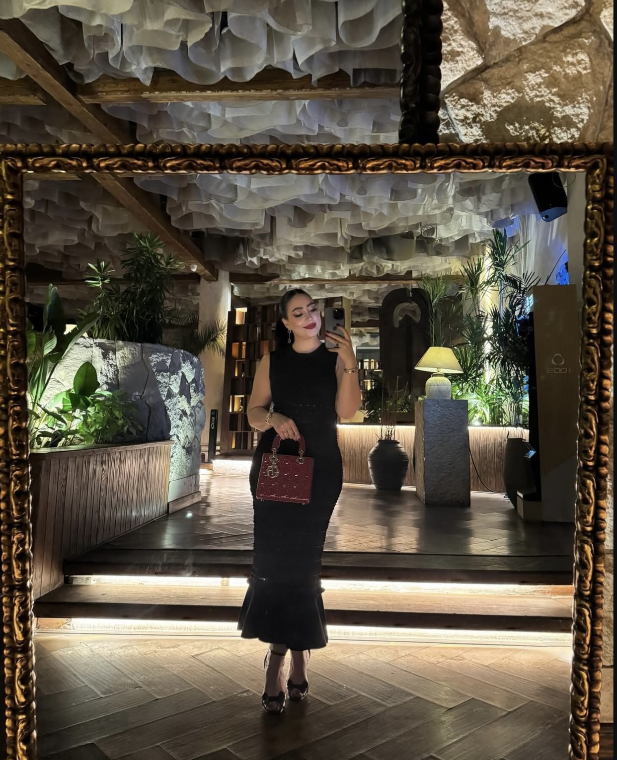 1762631829 173 بوسي في أحدث إطلالة بفستان أسود شيك