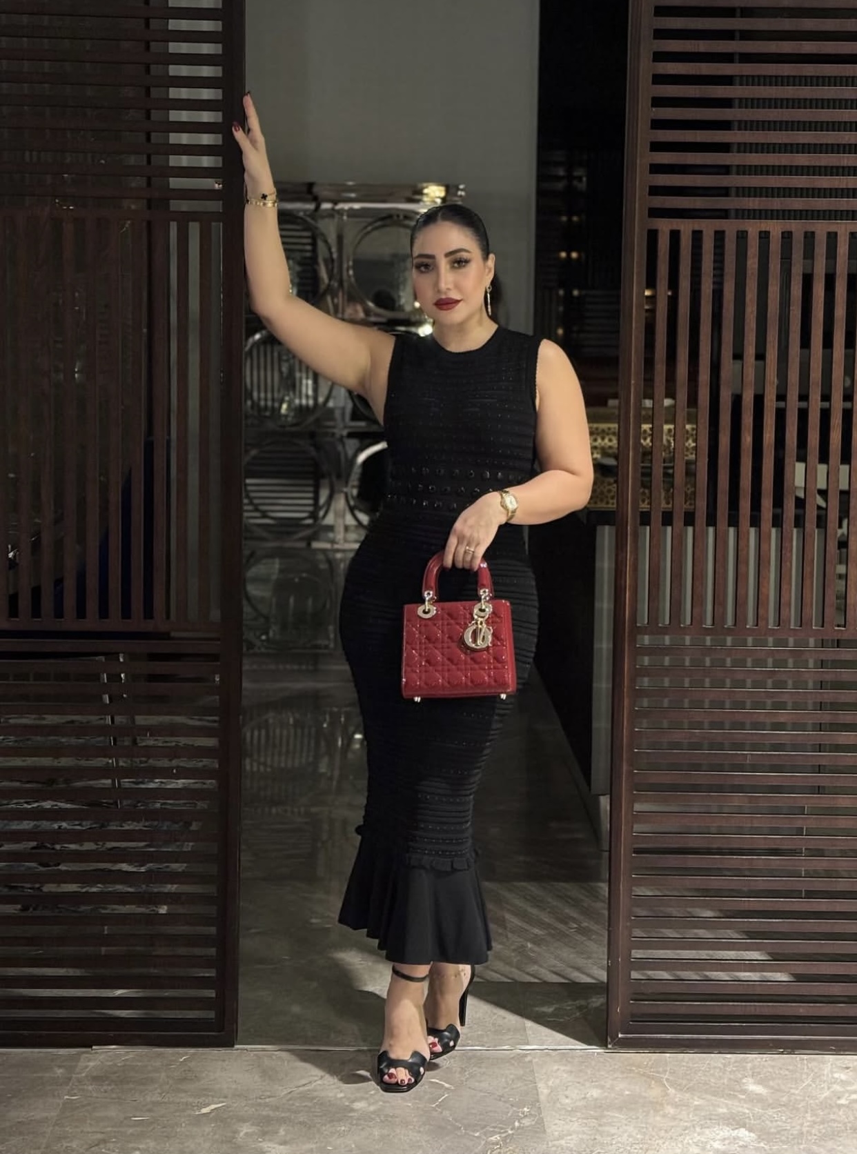 1762631829 548 بوسي في أحدث إطلالة بفستان أسود شيك