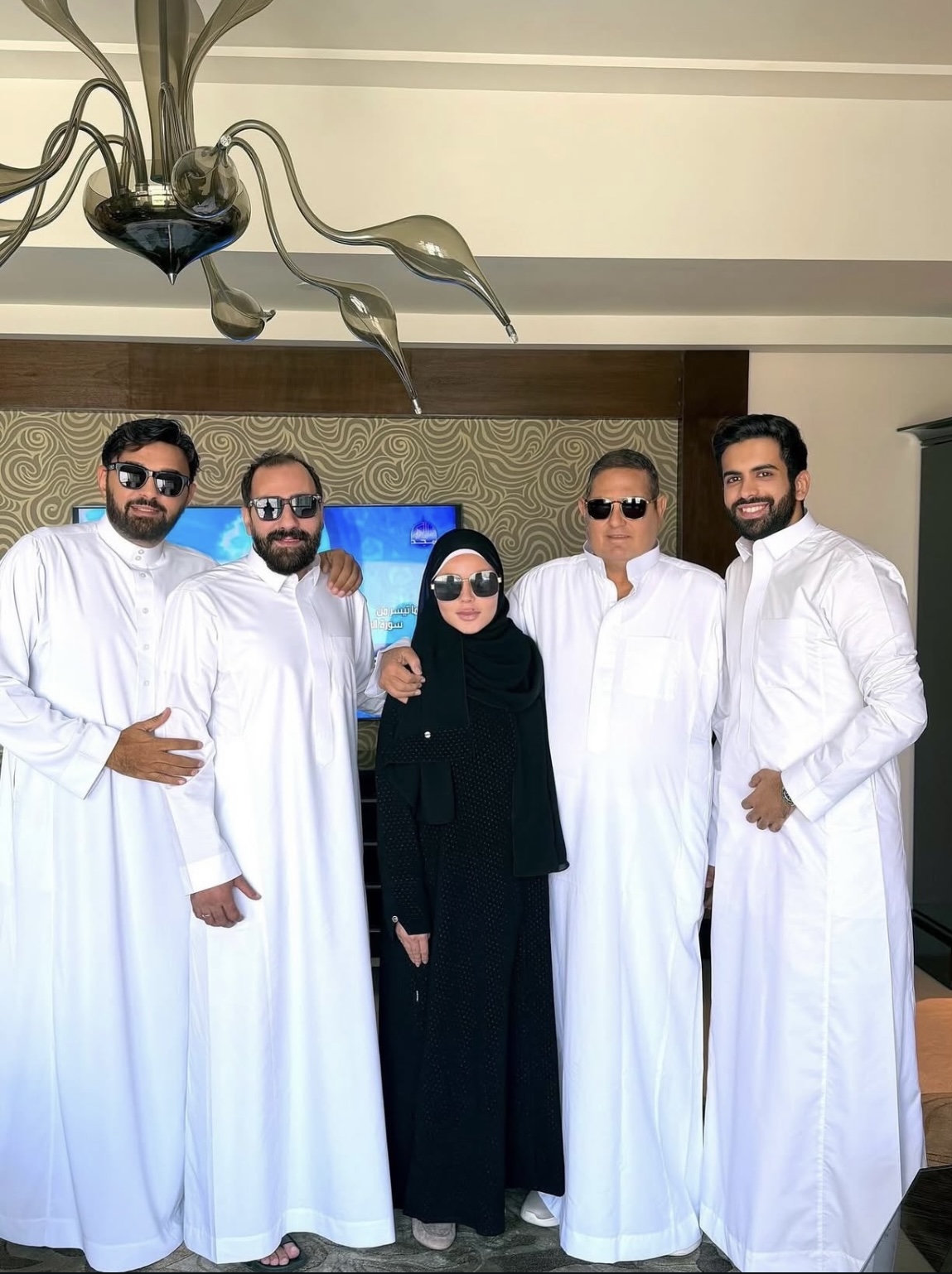 أسما إبراهيم مع زوجها أمام الكعبة