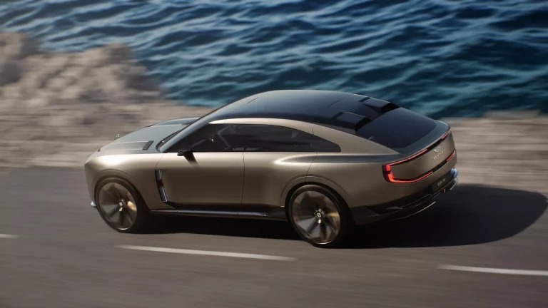 1762650022 354 بنتلي لسة متألقة سيارة بقوة 640 حصان وأخرى كهربائية بالكامل