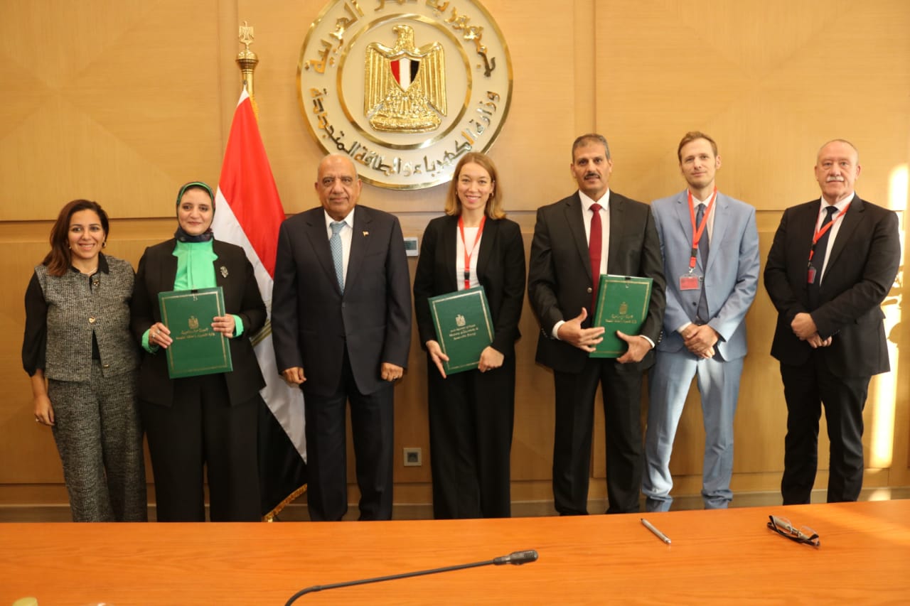 1762698993 181 وزير الكهرباء يحضر توقيع اتفاقية بـ 50 مليون يورو بين