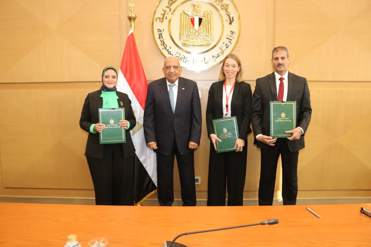 1762698993 521 وزير الكهرباء يحضر توقيع اتفاقية بـ 50 مليون يورو بين