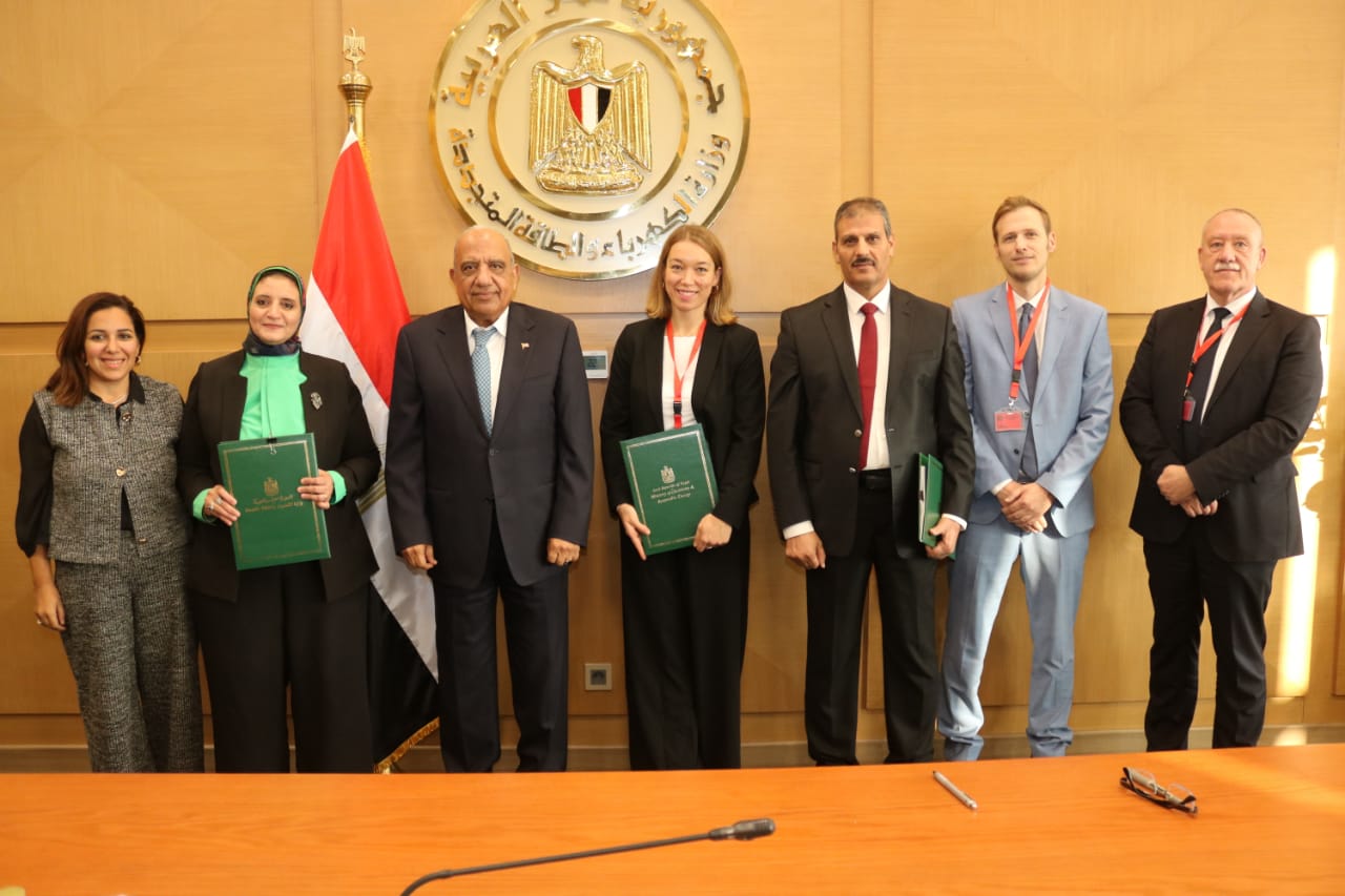 1762698993 958 وزير الكهرباء يحضر توقيع اتفاقية بـ 50 مليون يورو بين