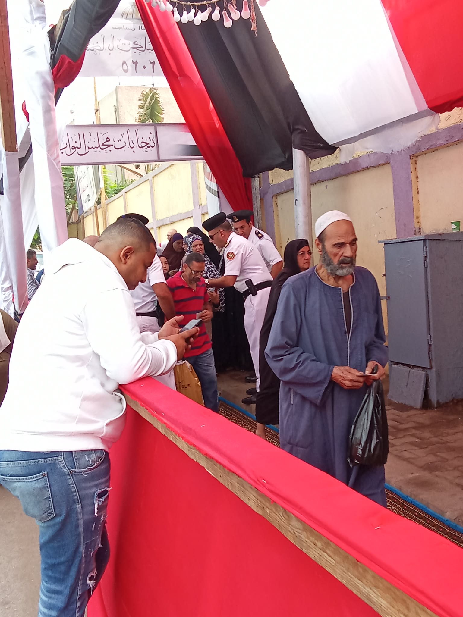 الناخبون داخل اللجان