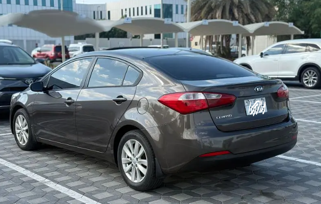 1762762882 975 سعر كيا سيراتو سيدان وصل لـ 700 ألف جنيه