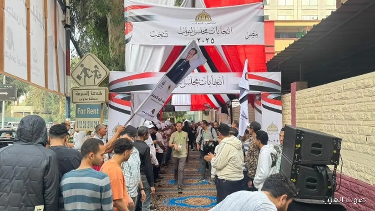 1762766610 زحمة كبيرة من الناس على لجنة مدرسة الجيزة القومية الابتدائية