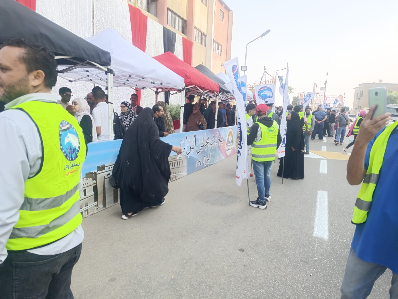 1762769796 490 زحمة كبيرة قدام اللجان في انتخابات النواب بالجيزة