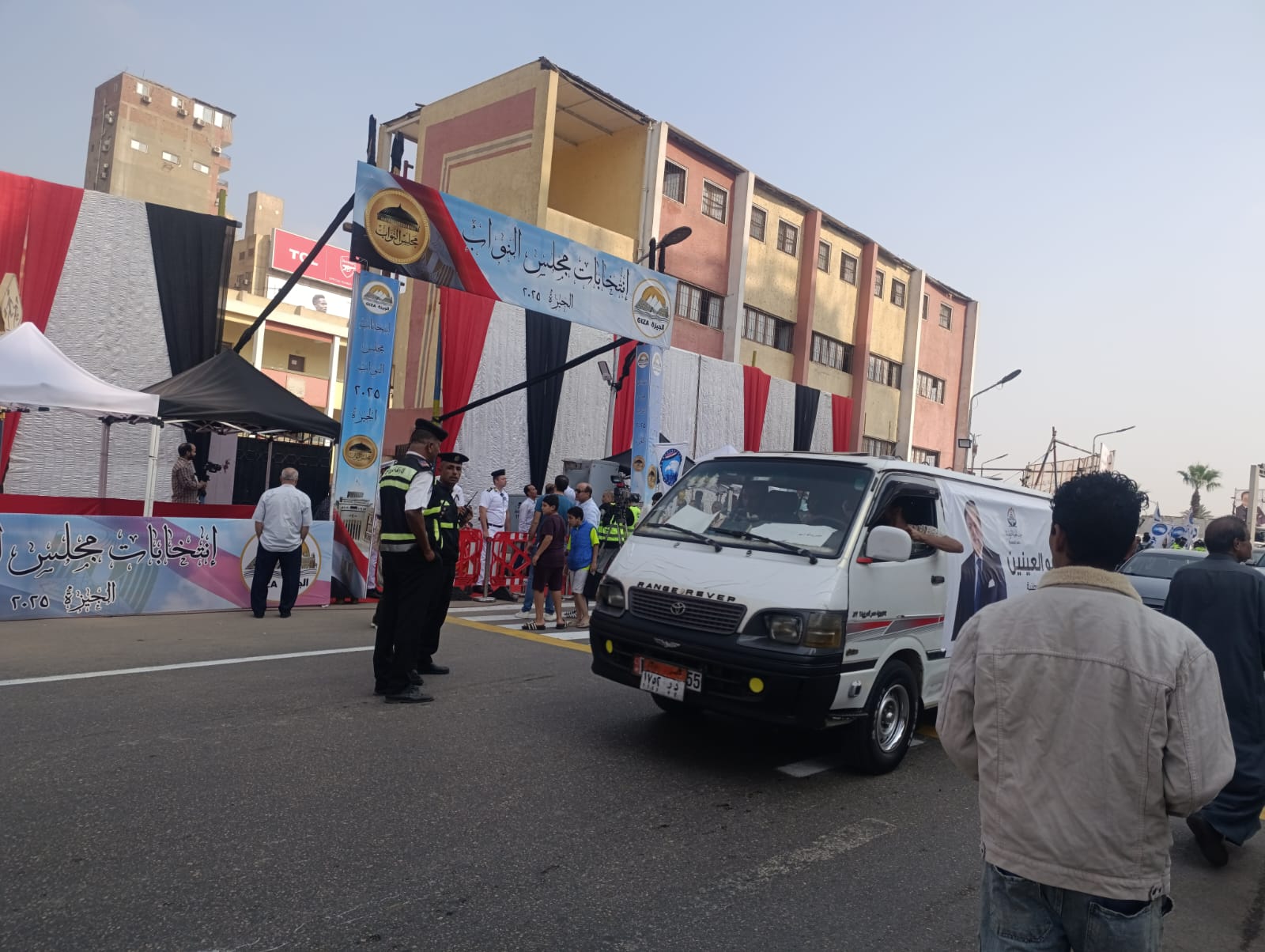 1762769796 498 زحمة كبيرة قدام اللجان في انتخابات النواب بالجيزة