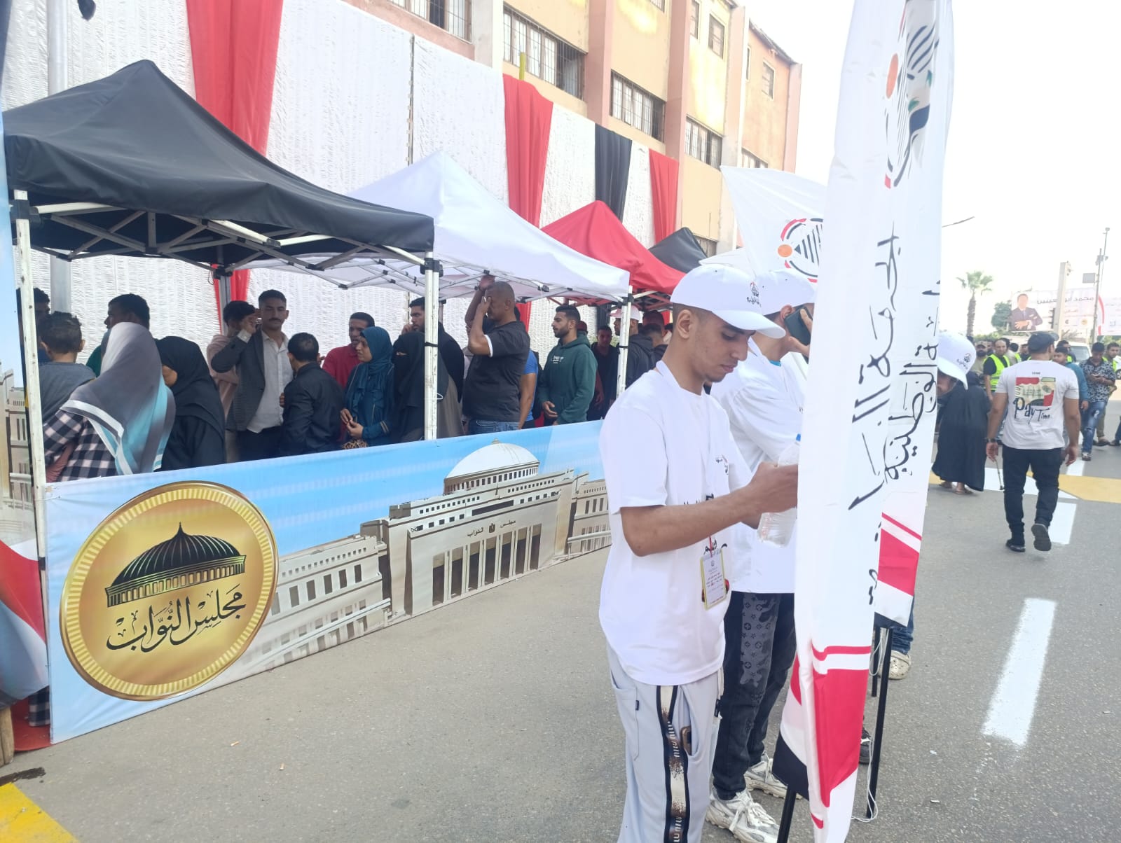 1762769796 950 زحمة كبيرة قدام اللجان في انتخابات النواب بالجيزة
