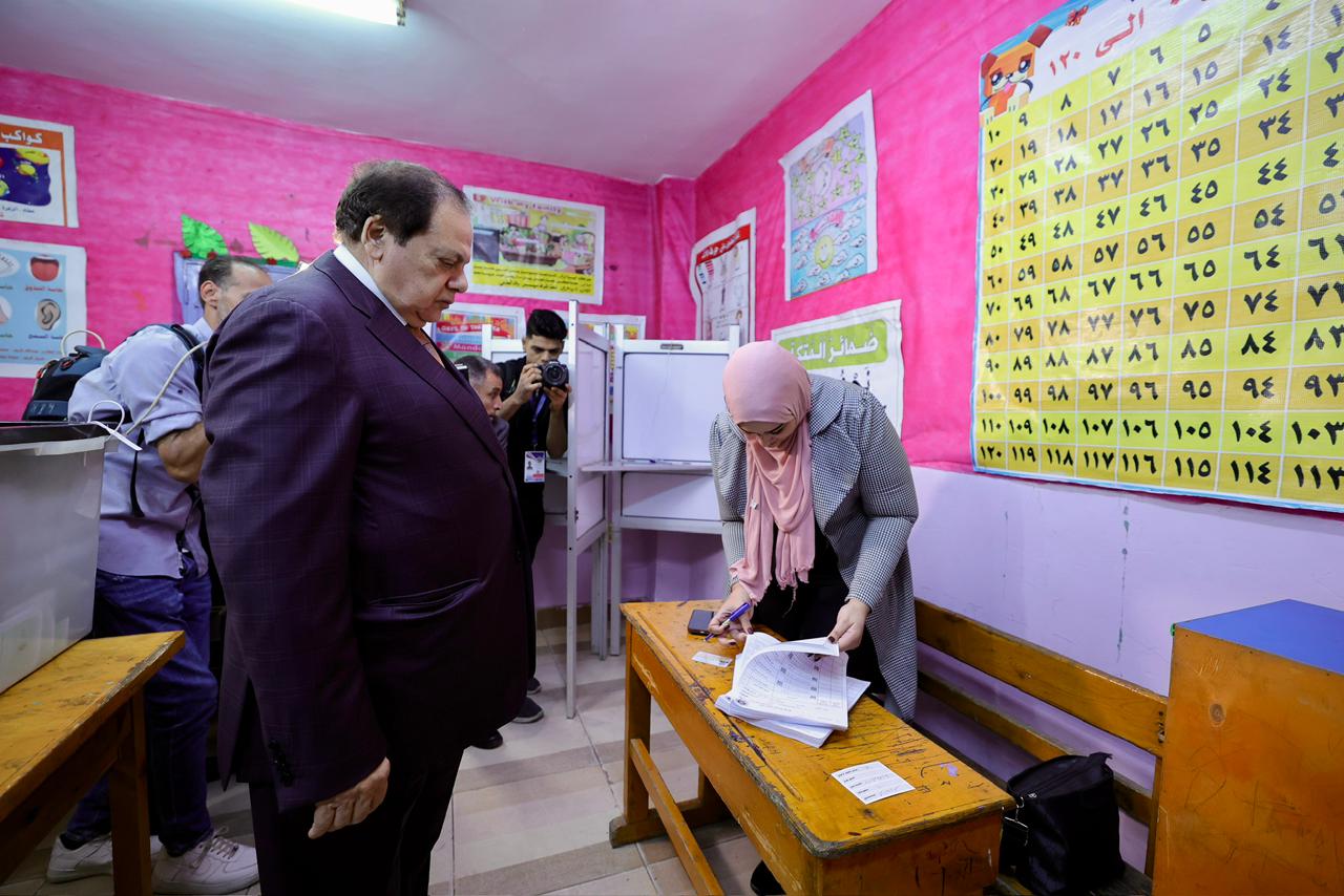 1762770049 251 محمد أبو العينين وسط الناس استقبال حافل وزغاريد في الانتخابات