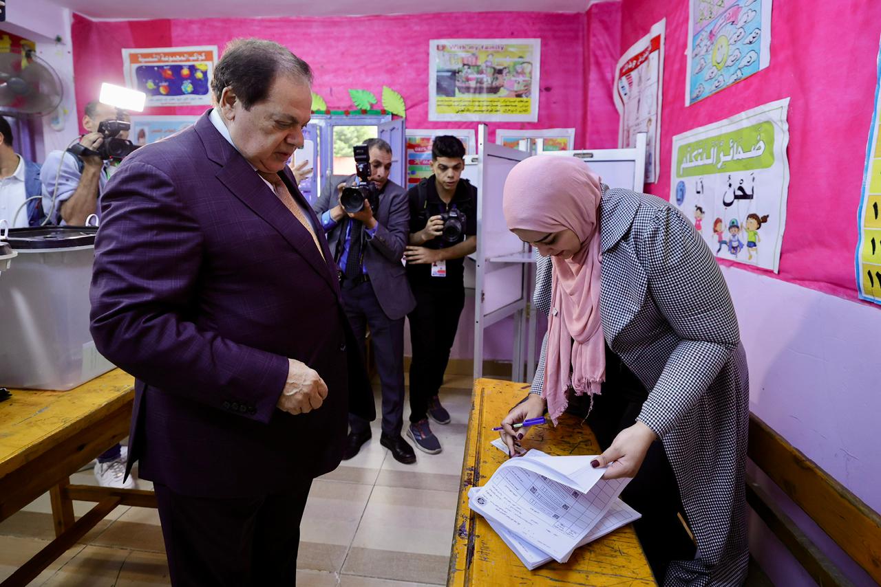 1762770049 614 محمد أبو العينين وسط الناس استقبال حافل وزغاريد في الانتخابات