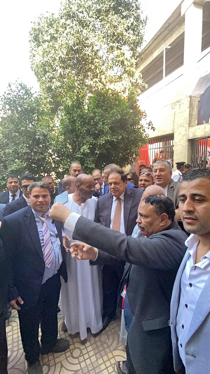 1762770049 622 محمد أبو العينين وسط الناس استقبال حافل وزغاريد في الانتخابات