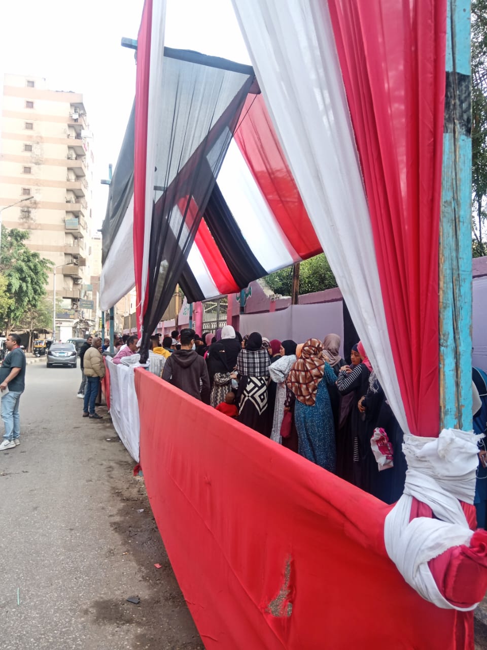 1762770271 132 زحمة كبيرة قدام لجنة مدرسة الشهيد حسين جمال في المنيب