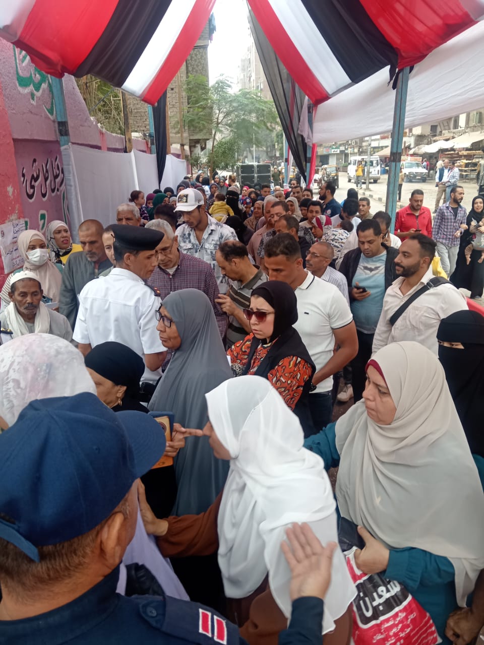 1762770271 151 زحمة كبيرة قدام لجنة مدرسة الشهيد حسين جمال في المنيب