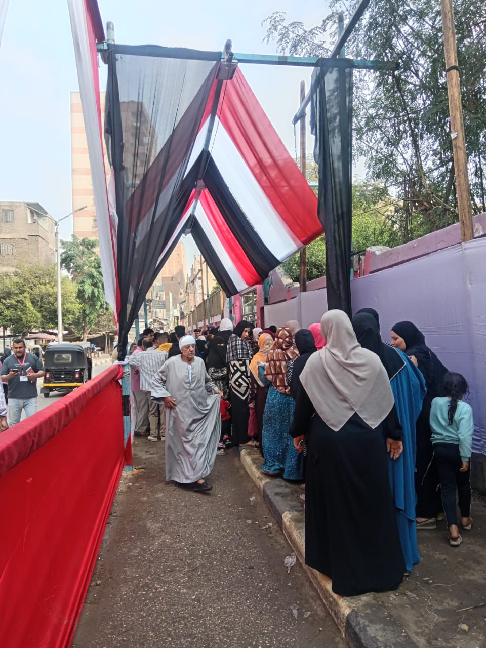 1762770271 882 زحمة كبيرة قدام لجنة مدرسة الشهيد حسين جمال في المنيب