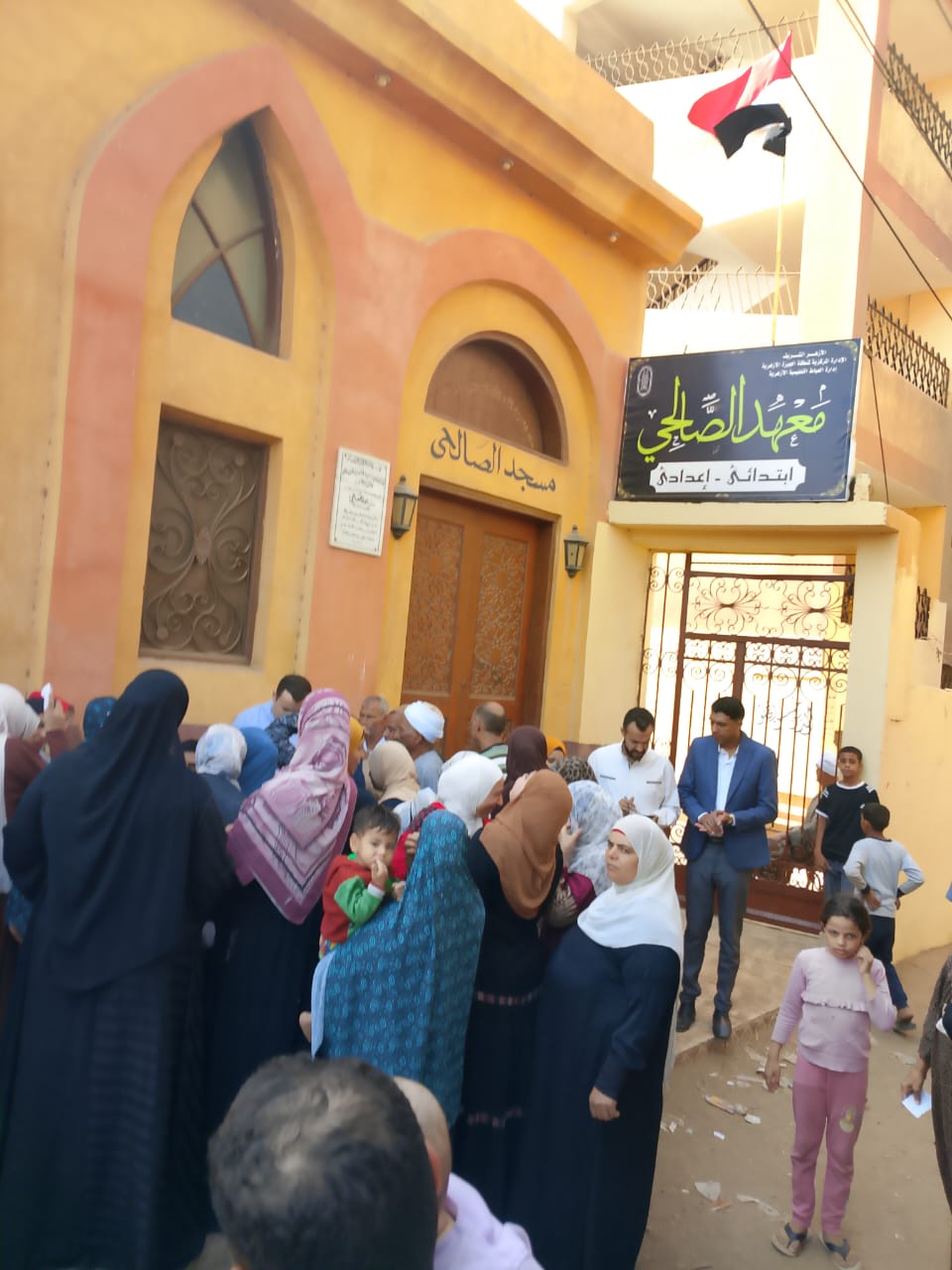 1762773280 348 زحمة كبيرة من قرى العياط على انتخابات مجلس النواب 2025