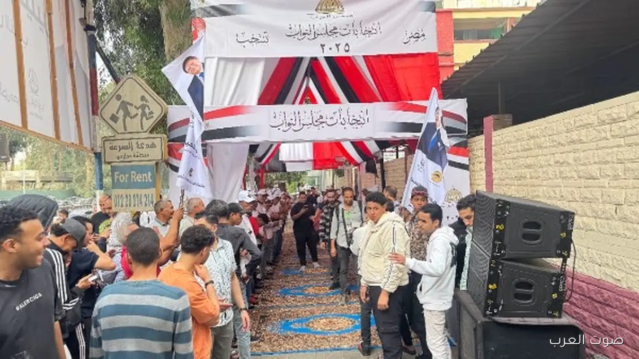 1762774005 الناس مستمرة في التوافد قدام مدرسة الجيزة القومية الابتدائية