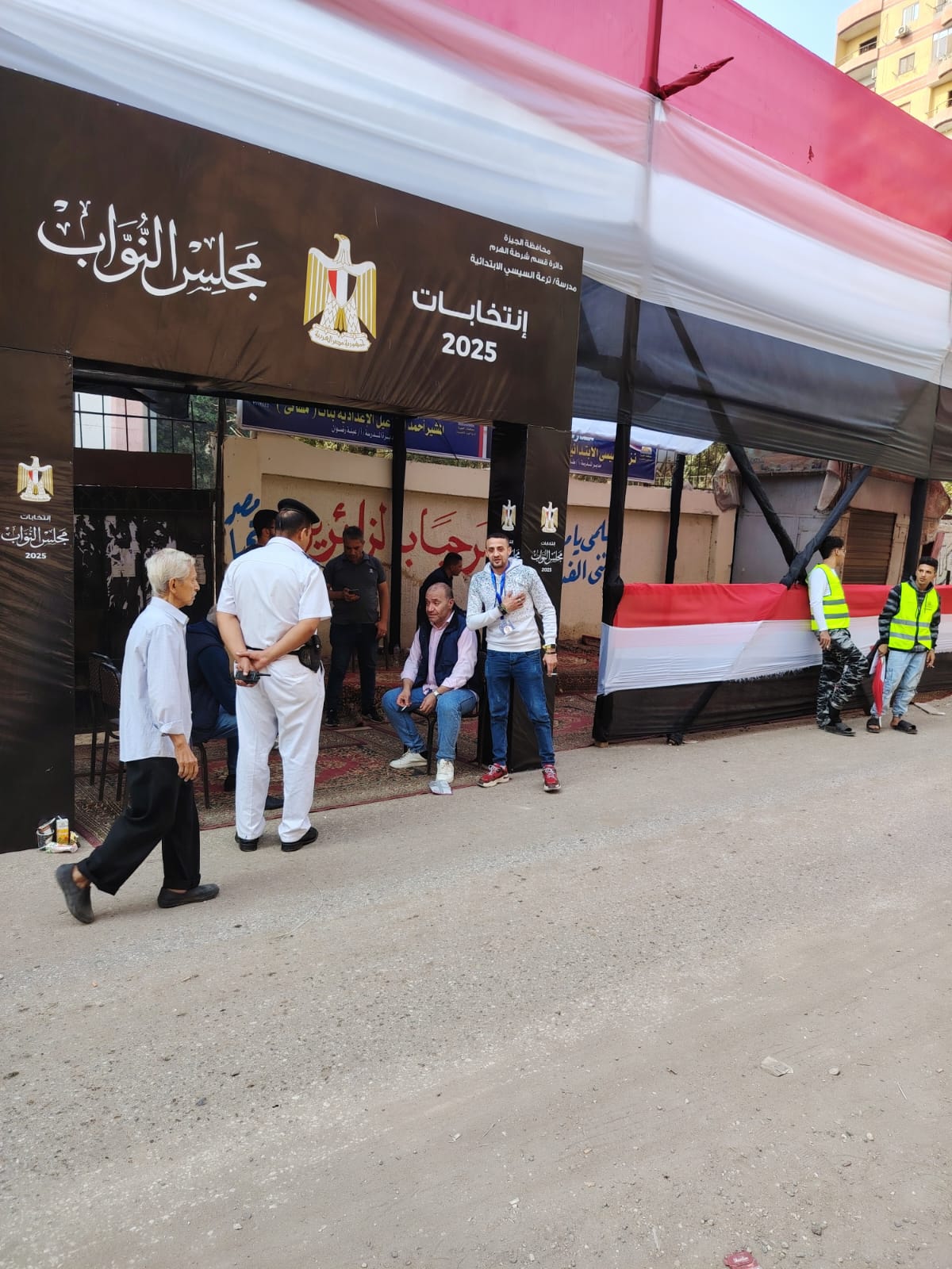 الناس لسه بتتوافد على لجان الهرم علشان تصوت في انتخابات النواب 5 1762776815 200 الناس لسه بتتوافد على لجان الهرم علشان تصوت في انتخابات