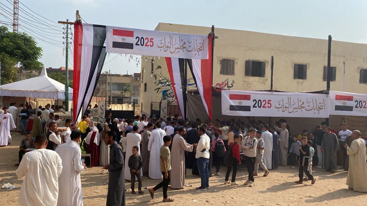 1762778316 761 انتخابات النواب 2025 الناس حاضرين بكثافة في لجنة مدرسة القطا