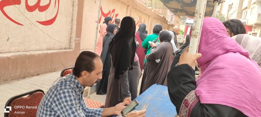 الناخبون أثناء الإدلاء بأصواتهم