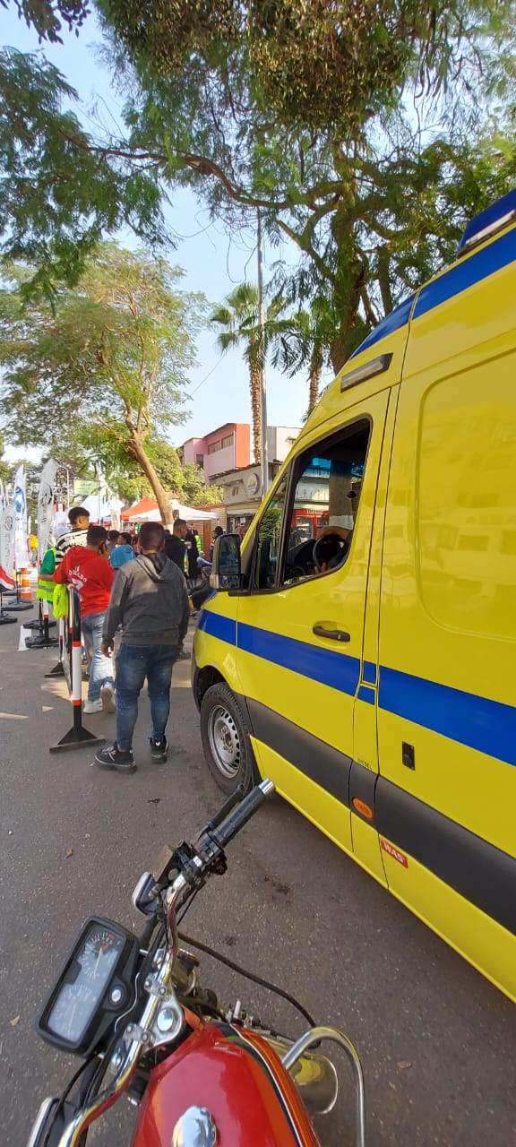 1762779913 360 سيارات الإسعاف موجودة قدام لجان المهندسين الانتخابية لأي مساعدة