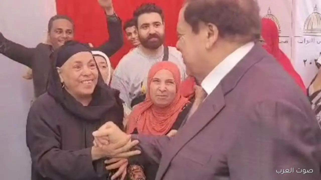 1762781001 لقاء إنساني بين النائب محمد أبو العينين وستي مسنّة يفرح