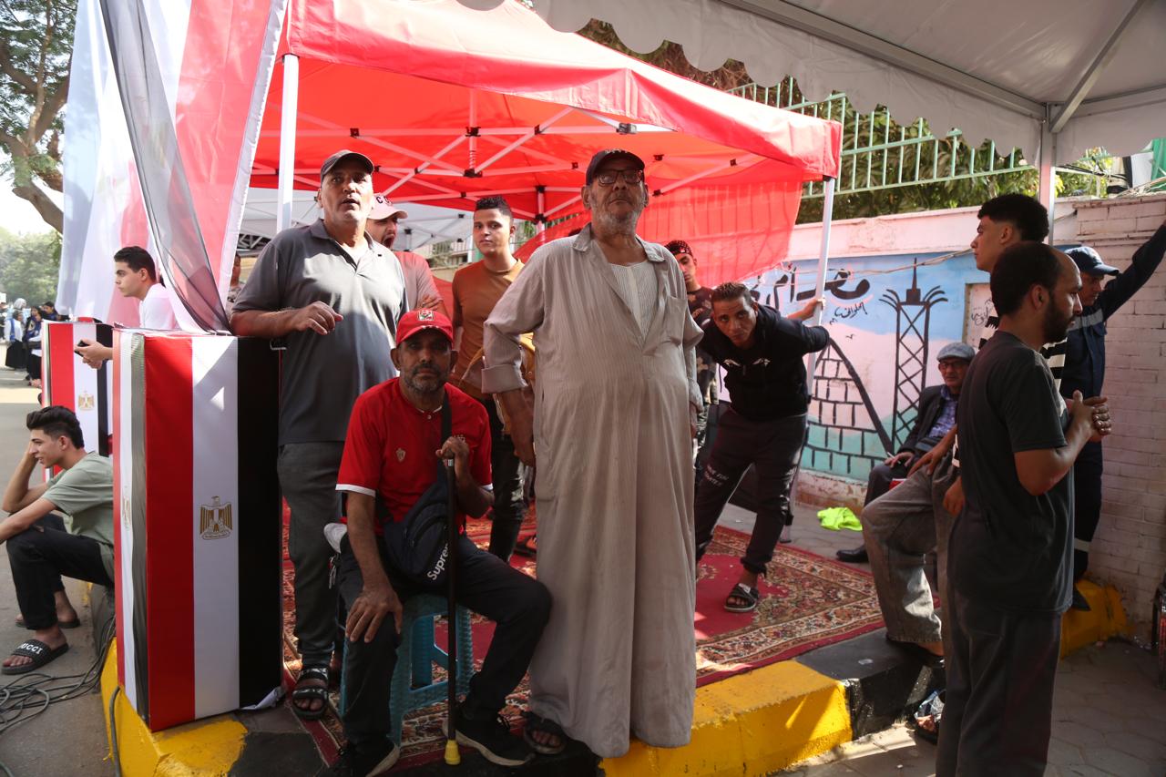 1762783705 790 الناس متجمعة بكثافة في لجنة أم المؤمنين بالعمرانية بالأعلام والأغاني