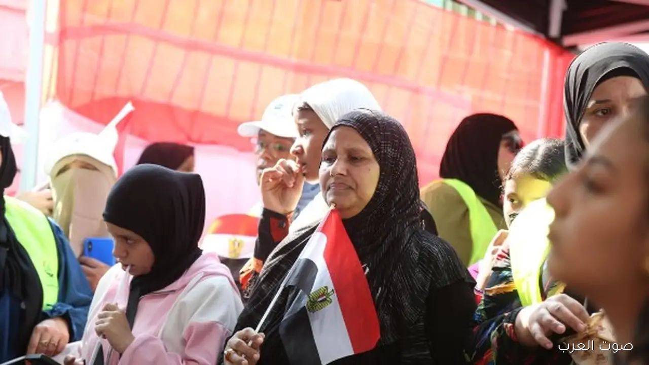 1762783706 الناس متجمعة بكثافة في لجنة أم المؤمنين بالعمرانية بالأعلام والأغاني