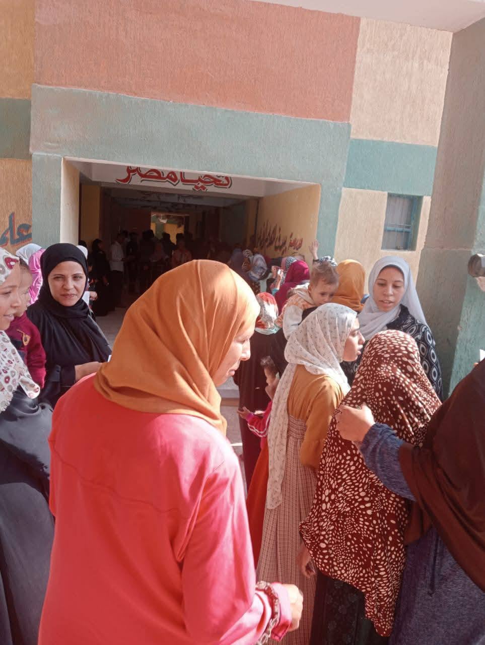 1762788500 198 نسوان كتير في لجنة مجمع المدارس بالحوامدية