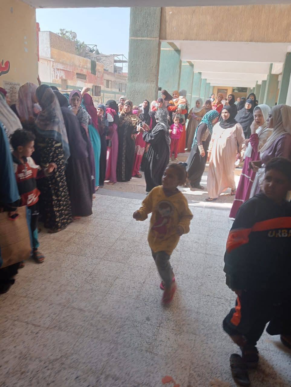 1762788500 286 نسوان كتير في لجنة مجمع المدارس بالحوامدية