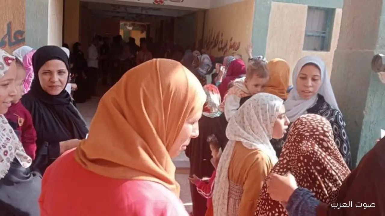 1762788501 نسوان كتير في لجنة مجمع المدارس بالحوامدية